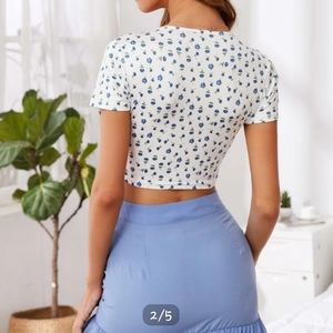 Notched neckline floral croptop